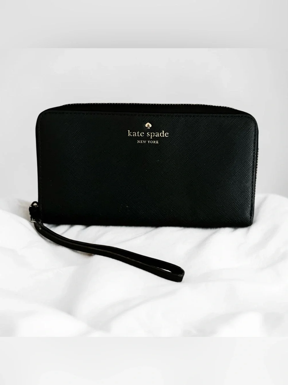 EXCELLENT CONDITION! KATE SPADE CEDAR STREET “TALK IS CHIC” ZIP AROUND WRISTLET
